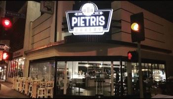 To νέο κατάστημα Pietris Bakery στο Λονγκ Μπιτς του Λος Άντζελες είναι γεγονός